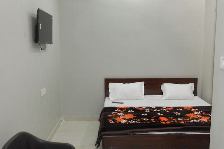 Room 11 of 16