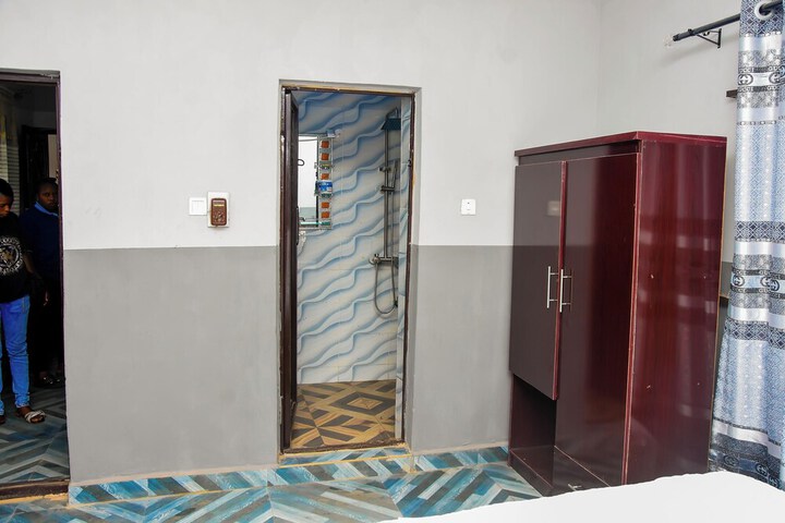 Room 5 of 10