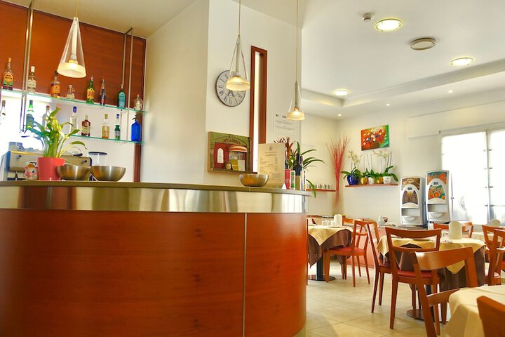 Lounge 15 of 18