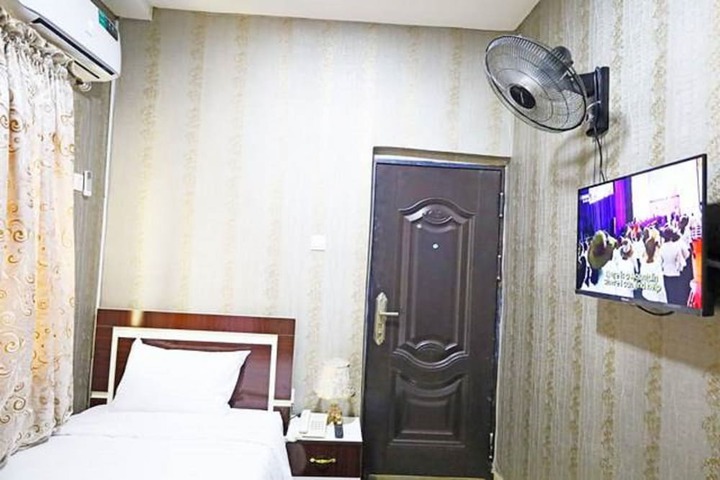 Room 8 of 32