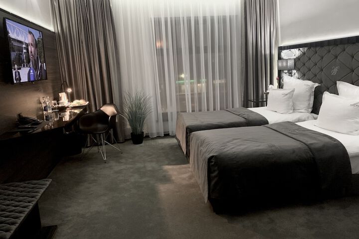 Room 12 of 32