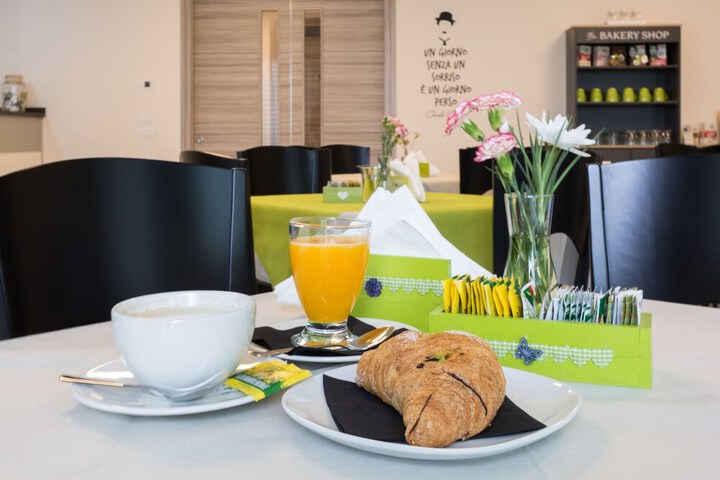 Breakfast/Coffee Service 48 of 70