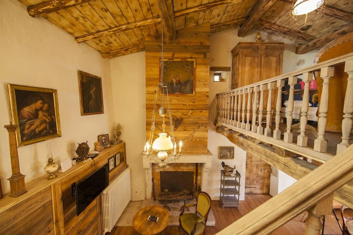 Room 8 of 16