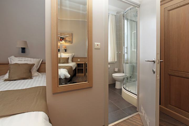 Room 5 of 47