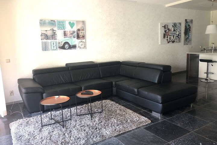 Room 6 of 18