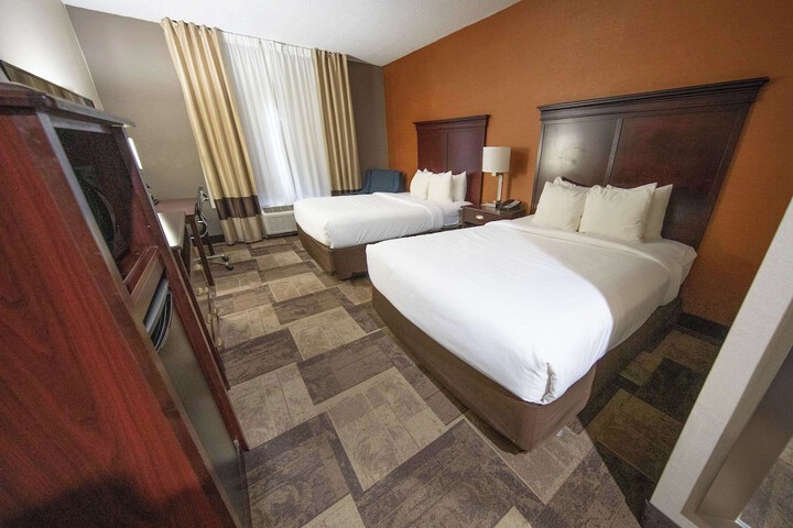 2 Queen Beds (13 of 14)