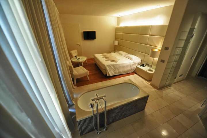 Room 10 of 119