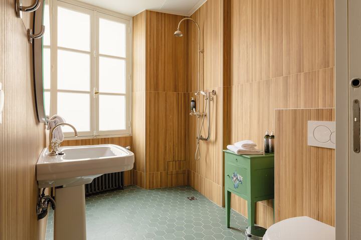 Room 43 of 69