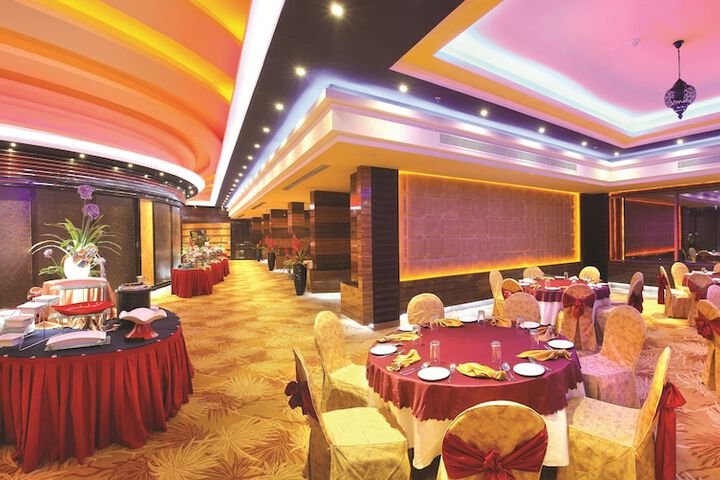 Ballroom/Hall 64 of 82