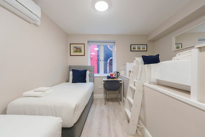 Room 34 of 106