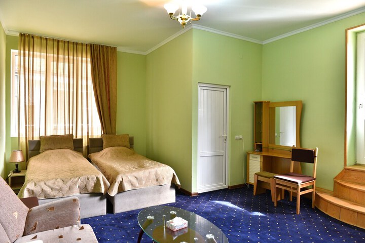 Room 11 of 30
