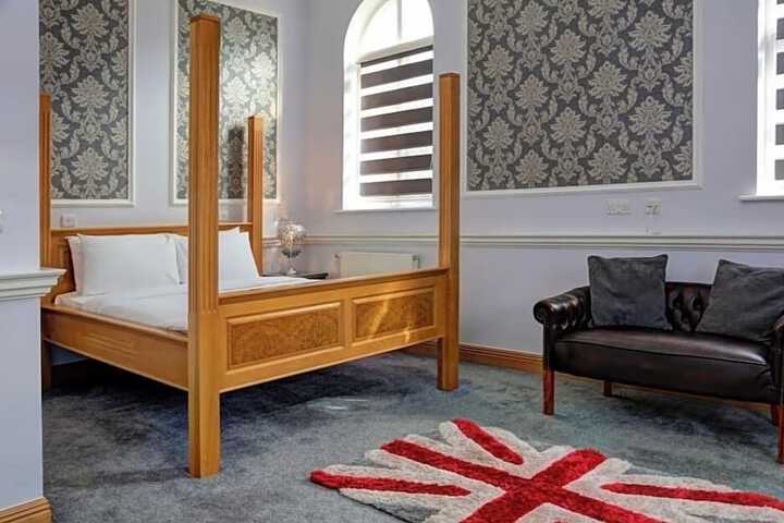 Room 4 of 12