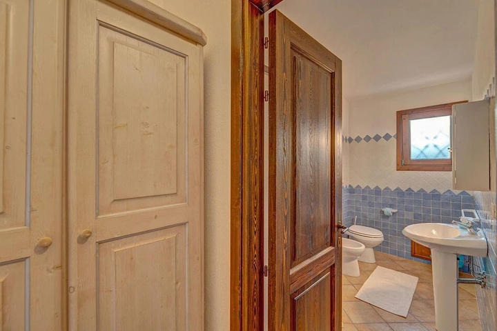 Room 9 of 16