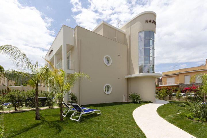 Hotel Exterior 48 of 51