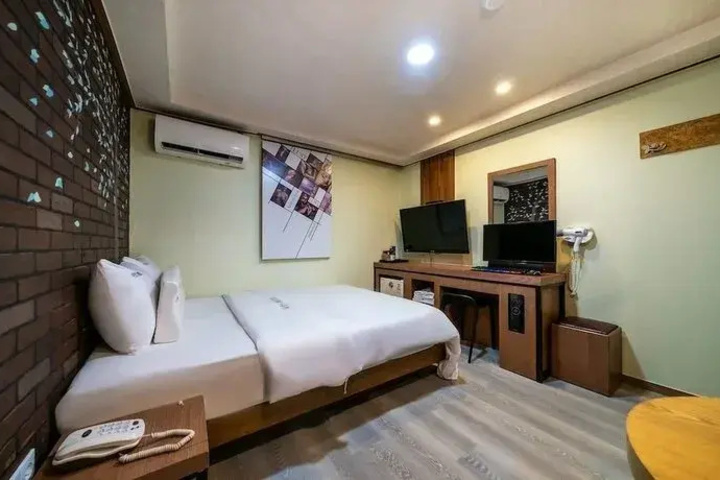 Room 2 of 2
