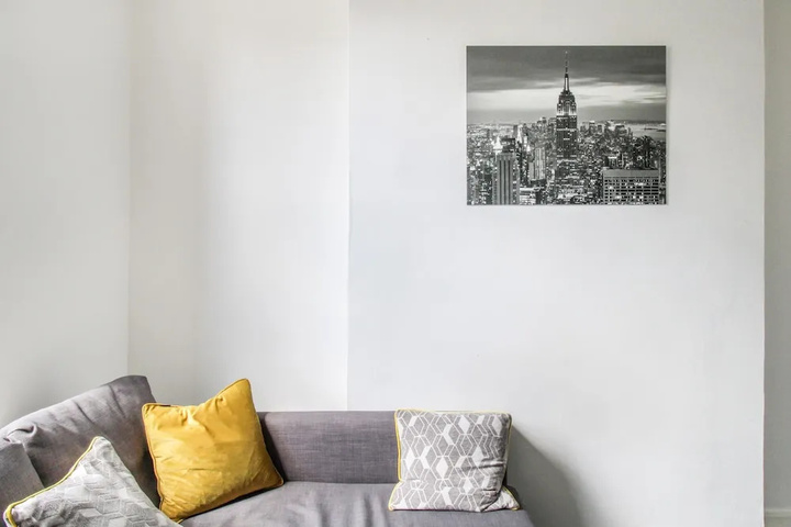 Room 4 of 9