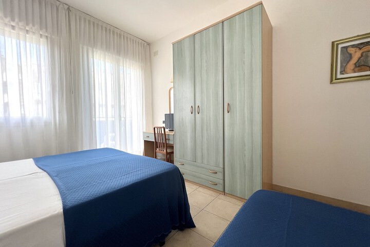 Room 9 of 42