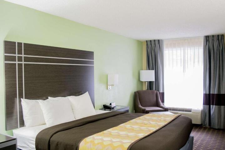 1 King Bed High Speed Internet Accessible Recliner Continental Breakfast (3 of 14)