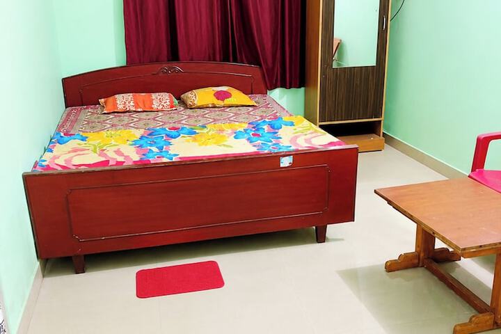 Room 10 of 16