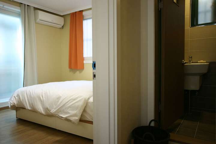 Room 15 of 68