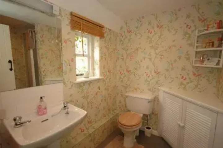 Room 6 of 11