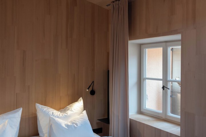 Room 15 of 142