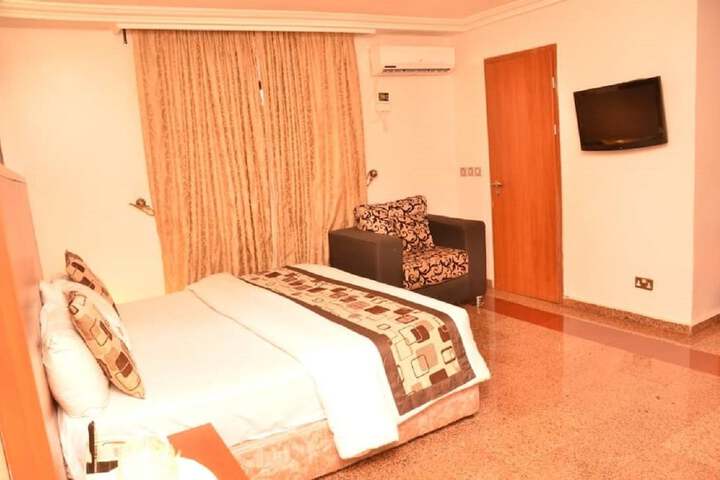 Room 14 of 23