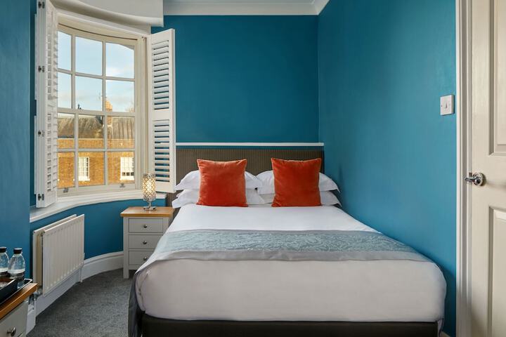 Room 7 of 38