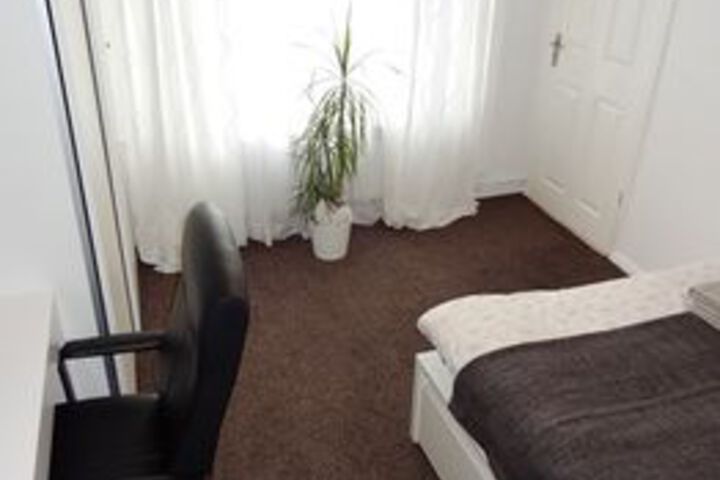 Room 4 of 6