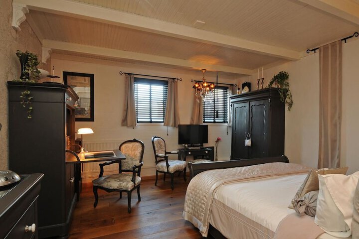 Room 6 of 34