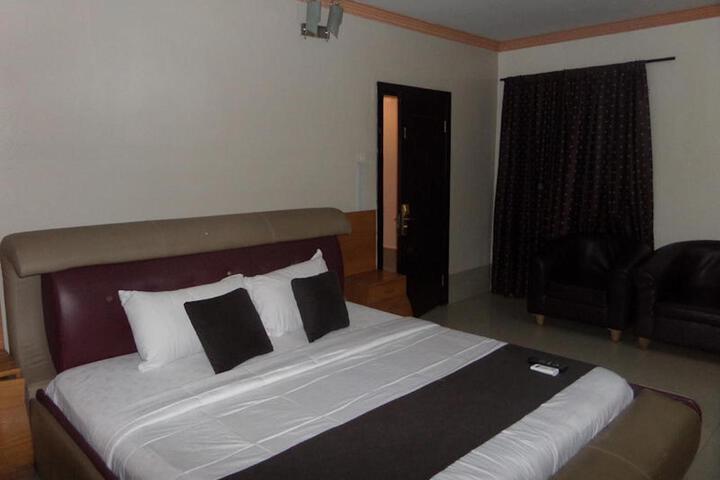 Room 2 of 6