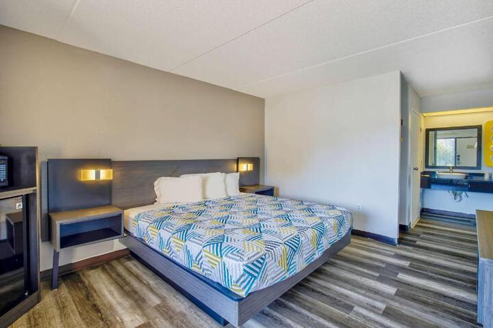 1 King Bed (1 of 14)
