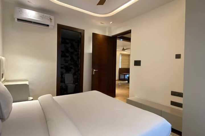 Room 18 of 143