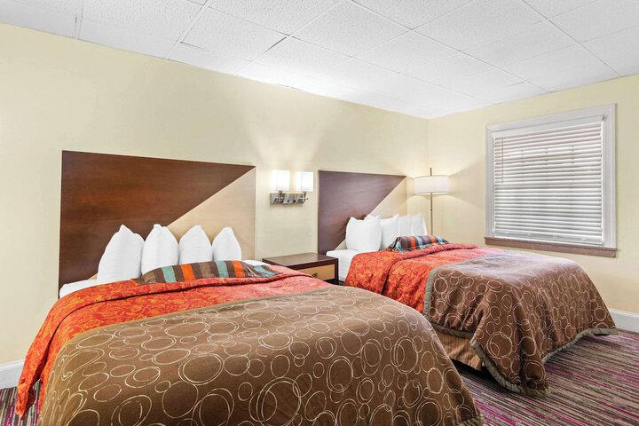 2 Queen Beds (2 of 6)