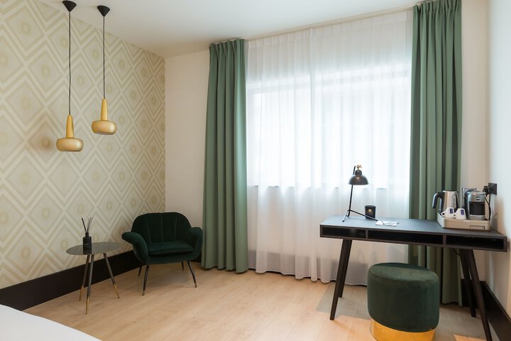 Room 14 of 98