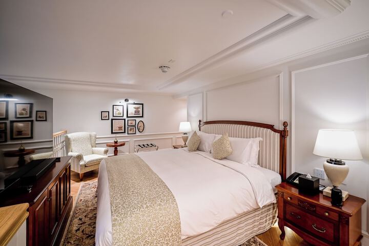 Room 9 of 42