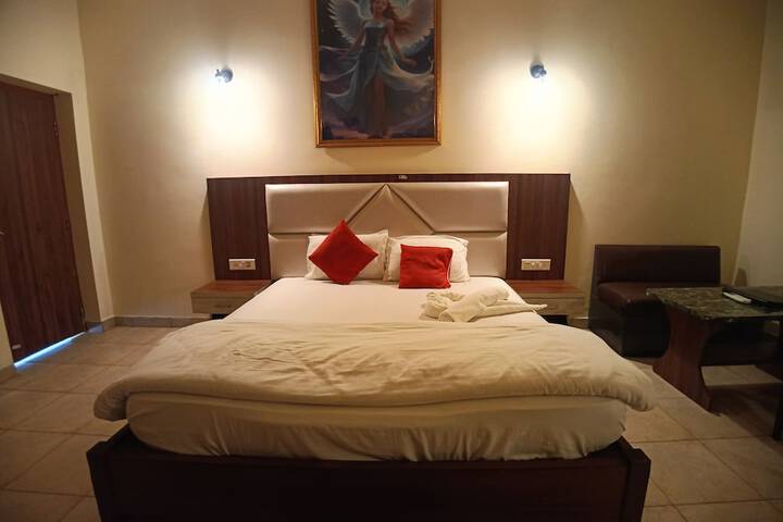 Room 14 of 80
