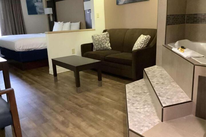 1 King Bed Mobility Accessible Communication Assistance Bathtub Full Breakfast (5 of 17)