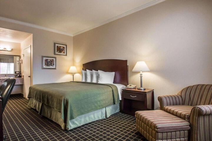 1 King Bed (4 of 8)