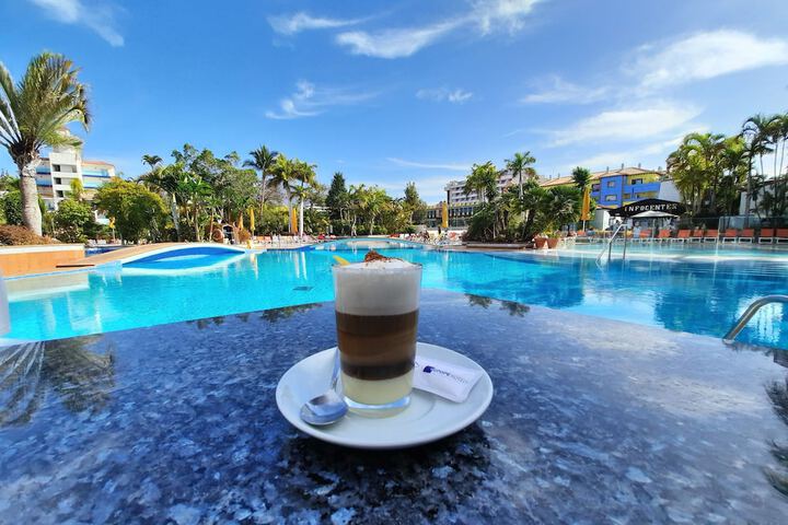 Swim-up bar