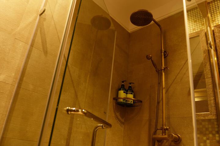 Room 4 of 82
