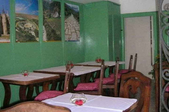 Dining 7 of 8