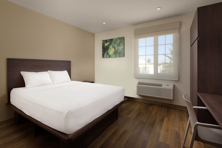 Suite with 1 Queen Bed (13 of 16)