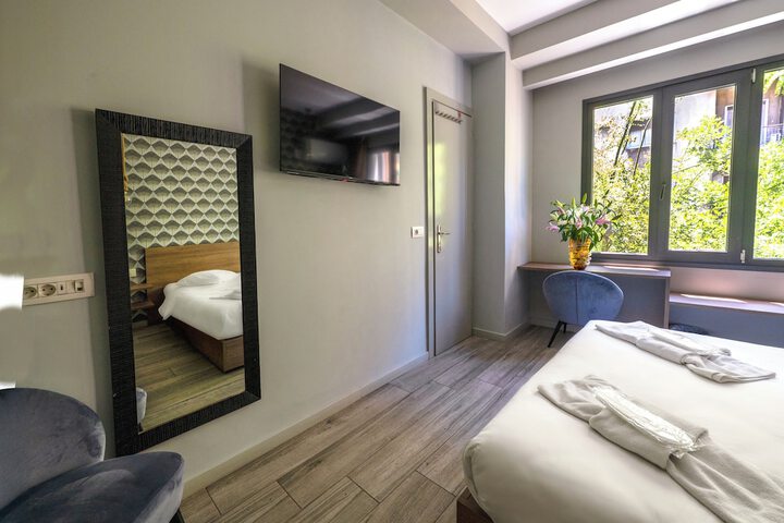 Room 52 of 200