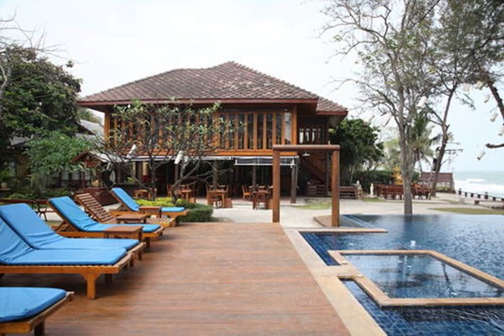 Hotel with Pool