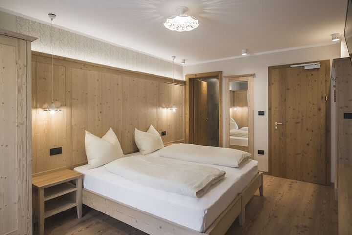Room 42 of 214