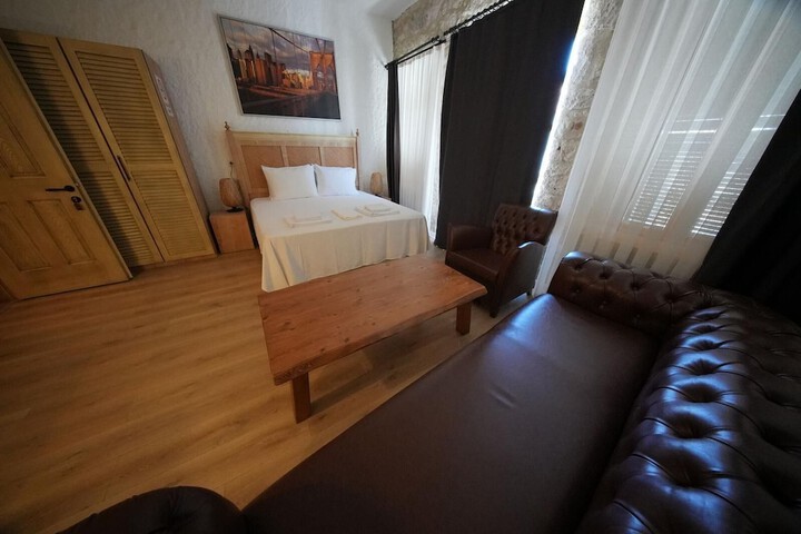 Room 13 of 31