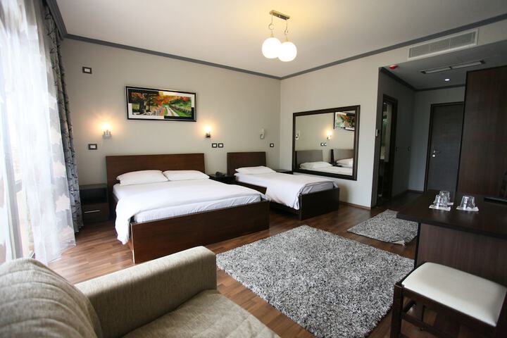 Room 6 of 28