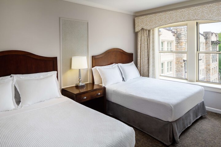 1 Queen Bed (6 of 7)