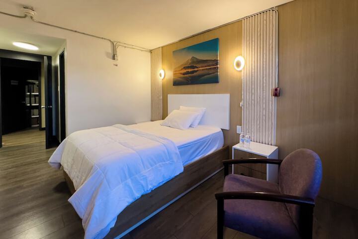 Room 2 of 6
